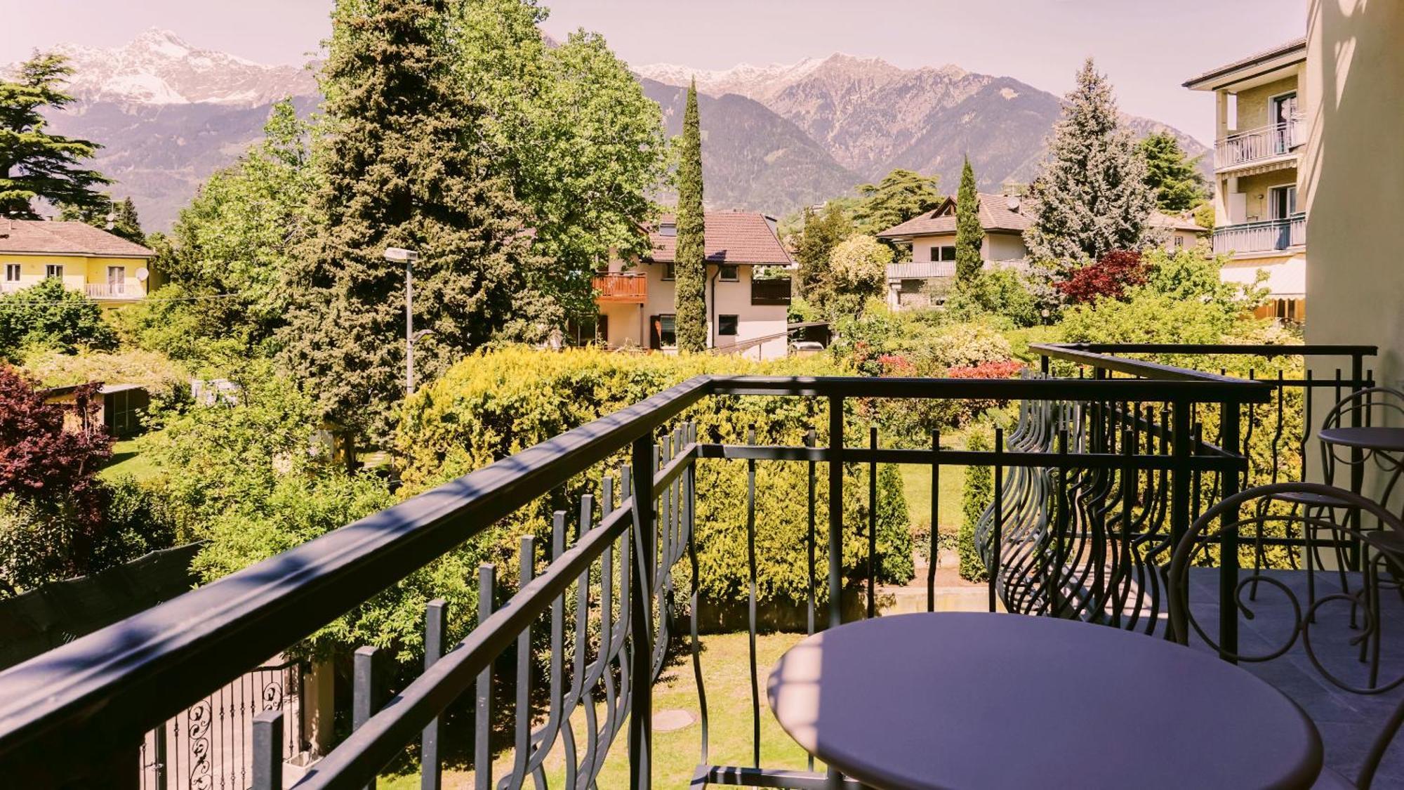 Hotel Villa Laurus Merano Exteriör bild